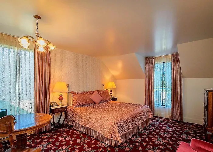 Hill House Inn