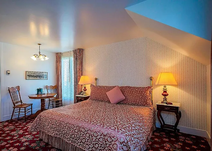 Hill House Inn