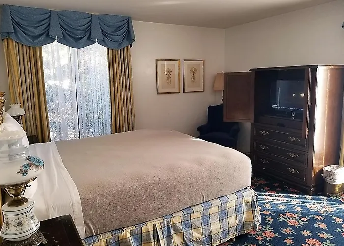 Hill House Inn